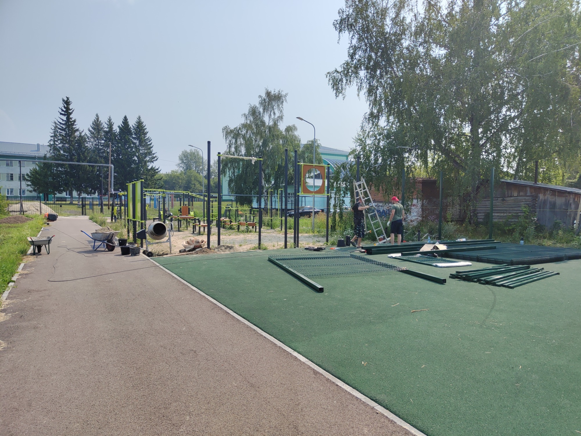 В Школьной роще продолжается благоустройство.